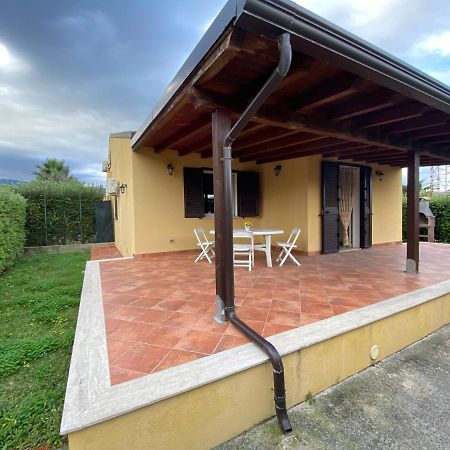 Villa Le Coccinelle: Beachfront Retreat with Pool Access Near Cefalù Campofelice Di Roccella Exterior photo