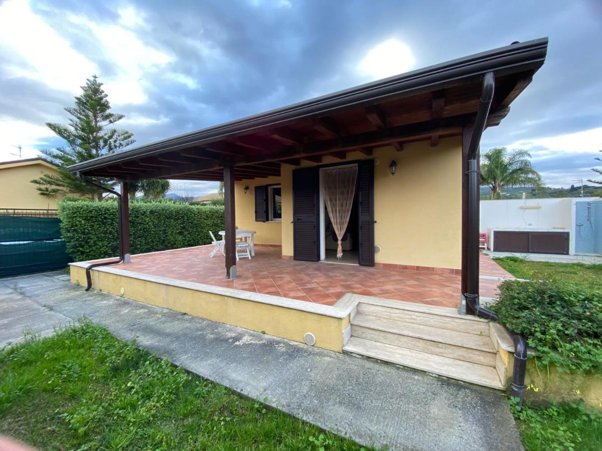 Villa Le Coccinelle: Beachfront Retreat with Pool Access Near Cefalù Campofelice Di Roccella Exterior photo