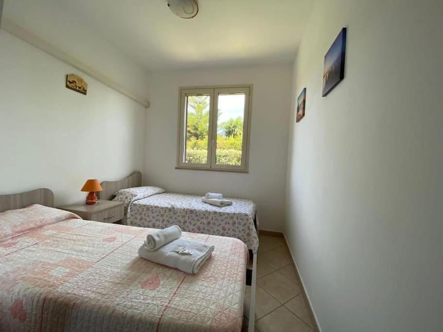 Villa Le Coccinelle: Beachfront Retreat with Pool Access Near Cefalù Campofelice Di Roccella Exterior photo