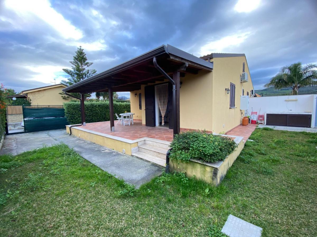 Villa Le Coccinelle: Beachfront Retreat with Pool Access Near Cefalù Campofelice Di Roccella Exterior photo
