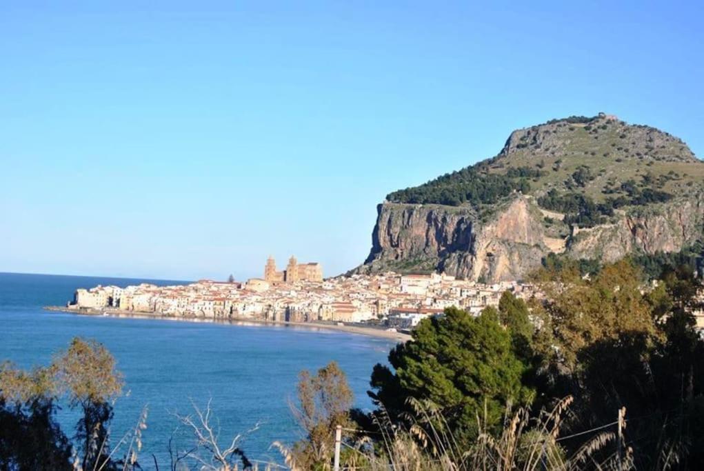 Villa Le Coccinelle: Beachfront Retreat with Pool Access Near Cefalù Campofelice Di Roccella Exterior photo