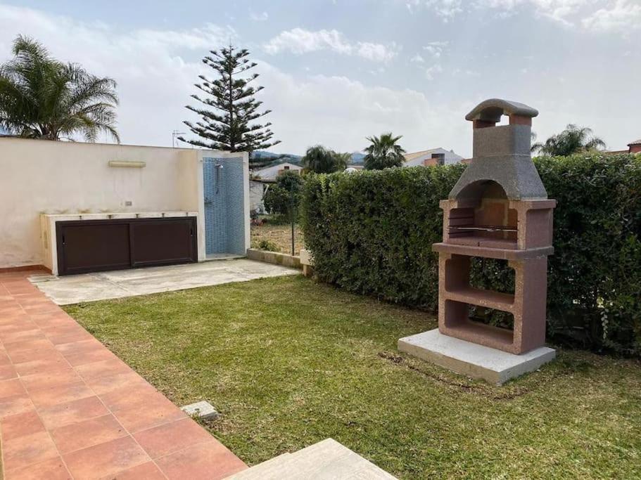 Villa Le Coccinelle: Beachfront Retreat with Pool Access Near Cefalù Campofelice Di Roccella Exterior photo