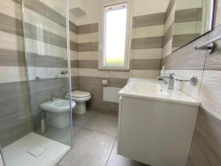 Villa Le Coccinelle: Beachfront Retreat with Pool Access Near Cefalù Campofelice Di Roccella Exterior photo