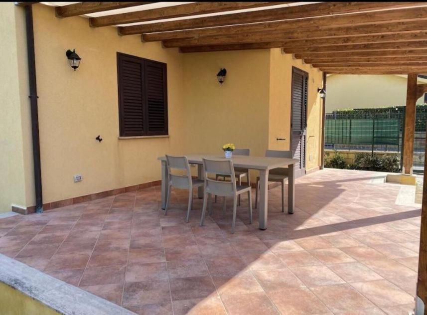 Villa Le Coccinelle: Beachfront Retreat with Pool Access Near Cefalù Campofelice Di Roccella Exterior photo