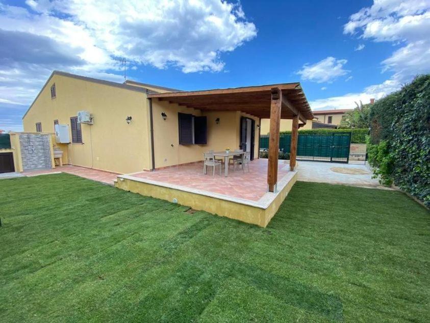 Villa Le Coccinelle: Beachfront Retreat with Pool Access Near Cefalù Campofelice Di Roccella Exterior photo