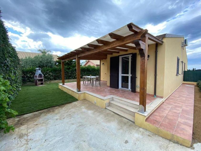 Villa Le Coccinelle: Beachfront Retreat with Pool Access Near Cefalù Campofelice Di Roccella Exterior photo